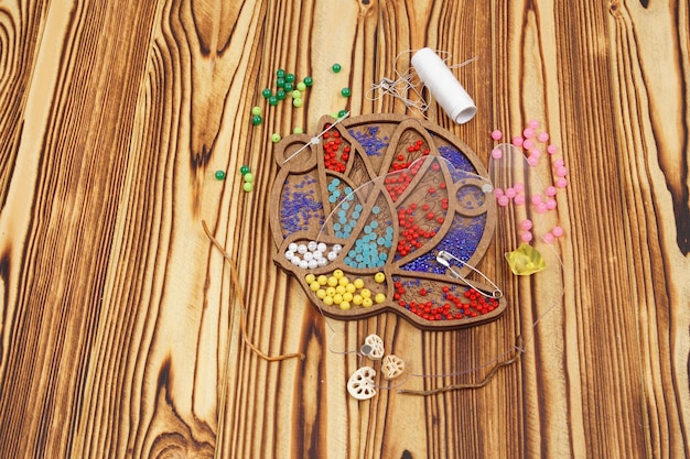 Zbliżenie na haftowane detale i nici